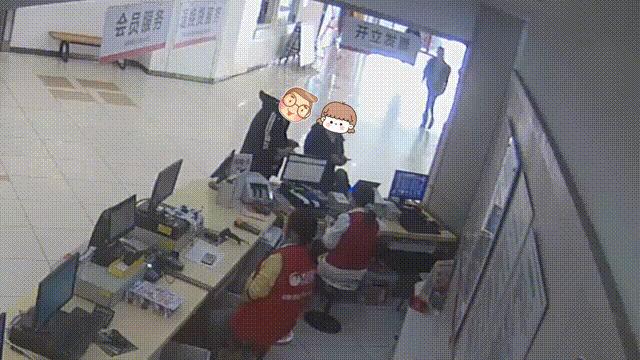 女子超市豪擲10萬買購物卡 民警揭穿詐騙套路