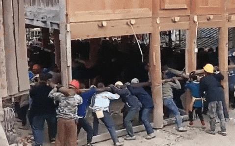 “搬完請全村喫飯！”上百人扛起6噸木屋，說走就走