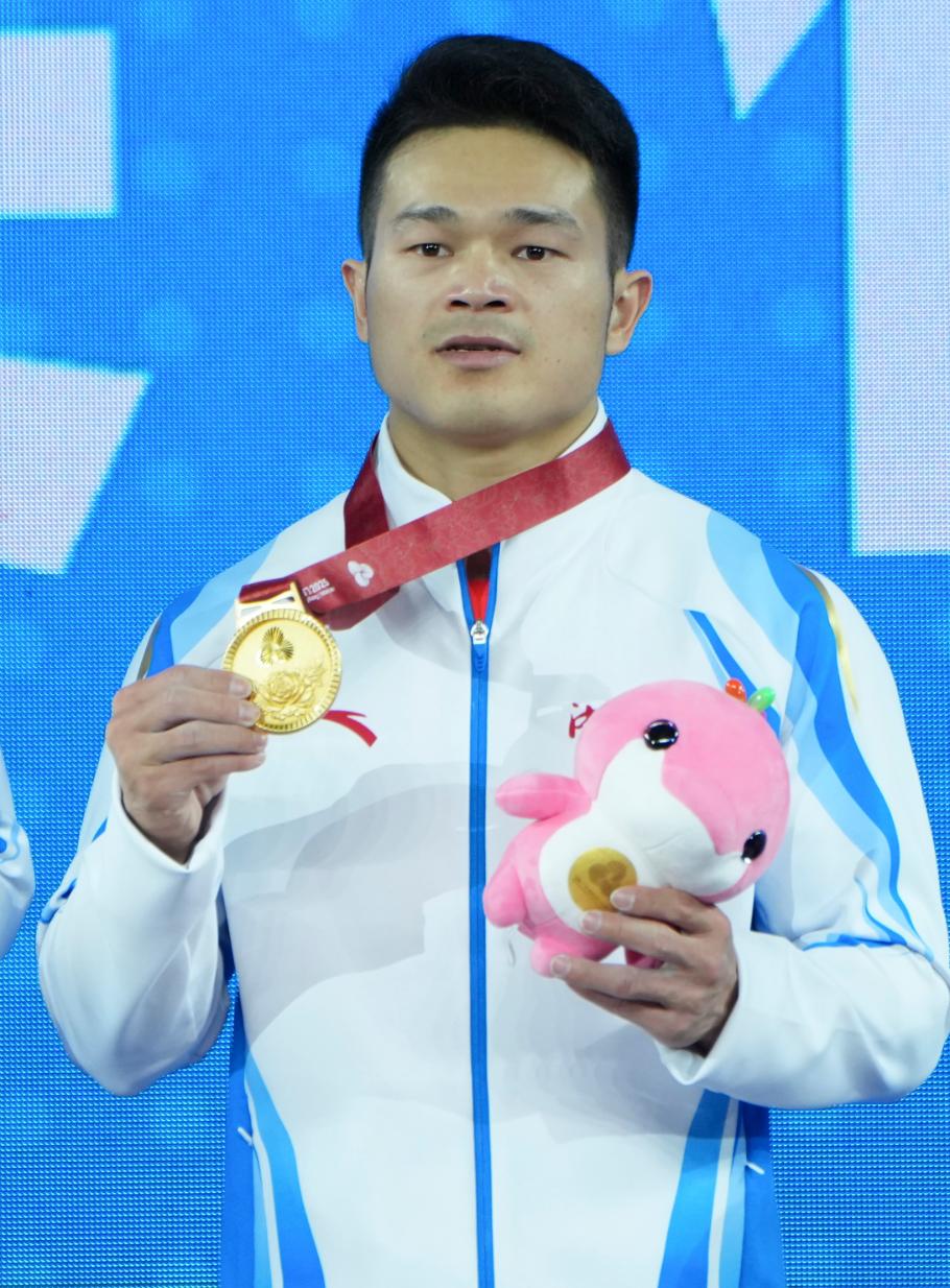 全運會 | 石智勇親吻槓鈴片 用金牌告別舉重臺