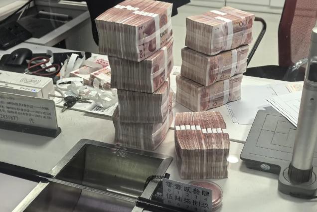 送驚喜？男子取近百萬現金給兒媳當彩禮：“明天還要追加100萬！”民警13分鐘攔截，真相值得警惕
