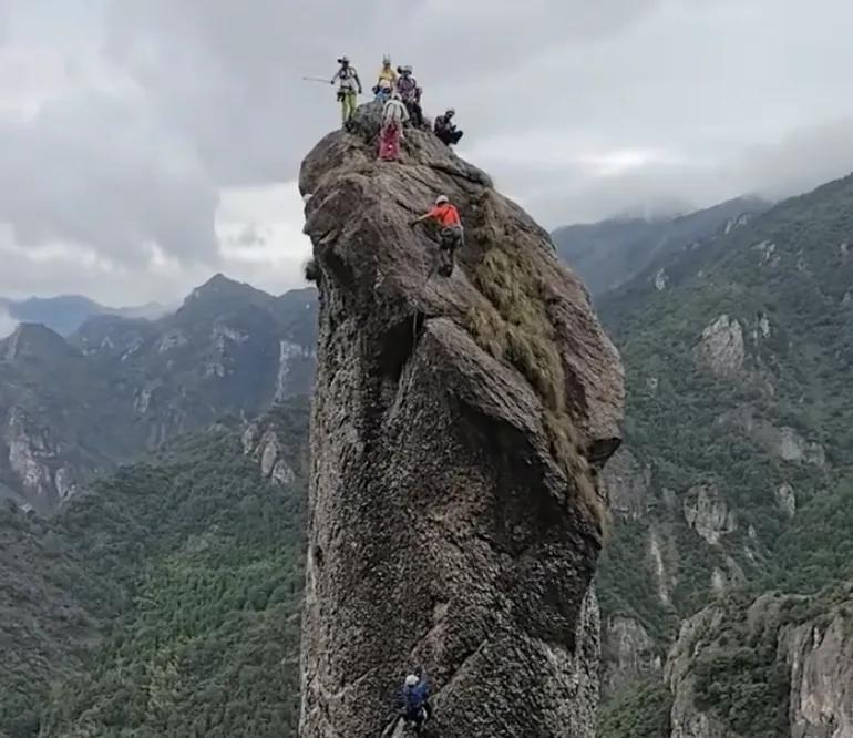 溫州雁蕩山金槍峯攀登視頻引熱議，律師：或涉嫌違法