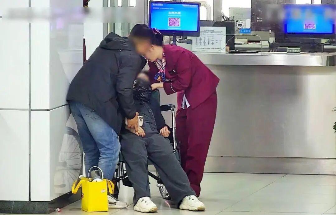 事發武漢一地鐵站！女乘客突然呼吸困難，一張紙筒救了她