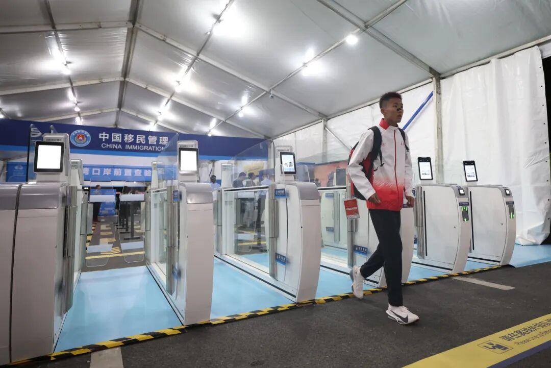 全運會｜一線連雙城的十一個小時——全運會歷史上首次跨境馬拉松賽直擊