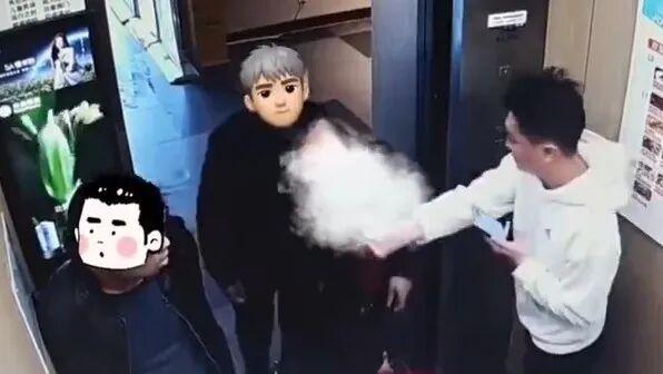 大叔叼着煙進電梯，小夥果斷出手！網友點贊，但也有人擔心……