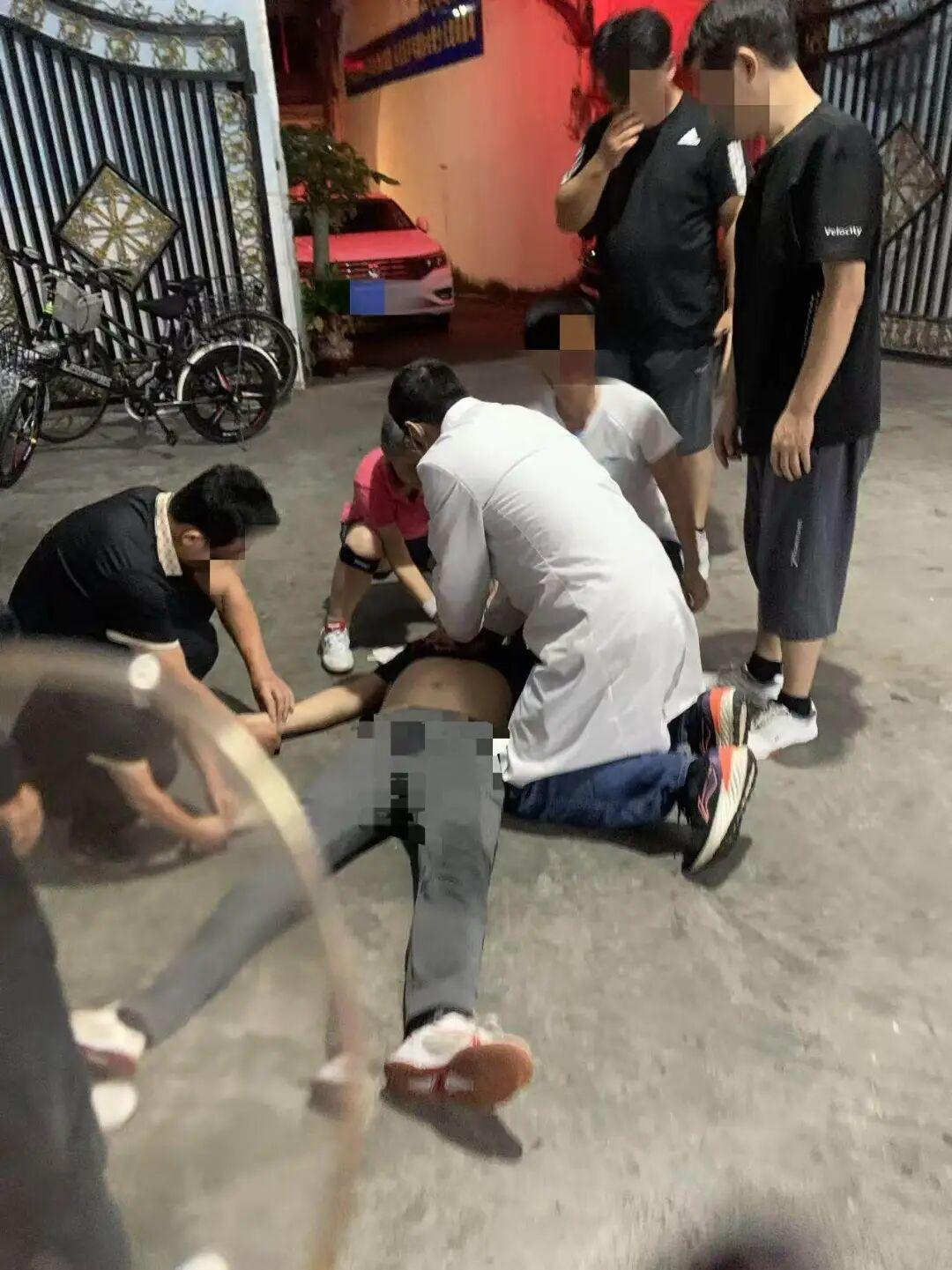 廣州一男子在球館心跳驟停，附近村醫攜AED迅速救援