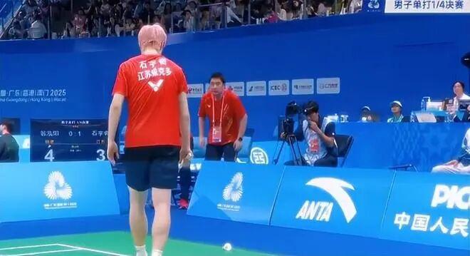 石宇奇跟腱受傷無奈退賽，坐輪椅離開賽場