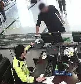 一個眼神，立功了！