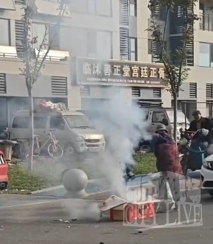 新人結婚放迎親煙花，兩位老人在燃放過程中爭搶紙殼 ，目擊者：現場火星四濺