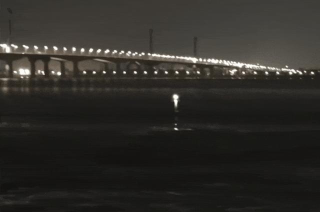 深夜11點，兩男子寒風中相擁在錢塘江裏呼救……