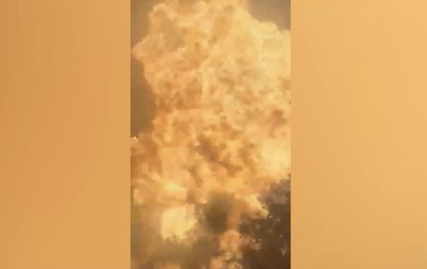 “巨大火球與濃煙衝上高空”，美媒：紐約一輛汽車起火後劇烈爆炸，致7名消防員受傷