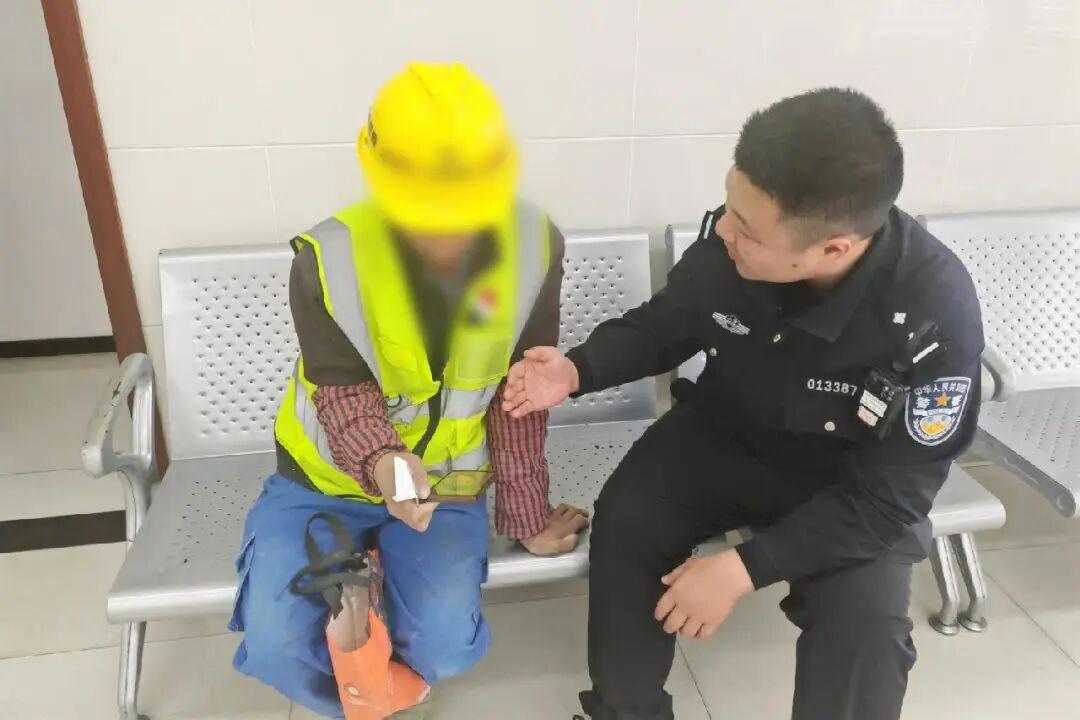 上海一男子到銀行急着取現15萬元，卻支支吾吾說不清用途，警察立馬趕到