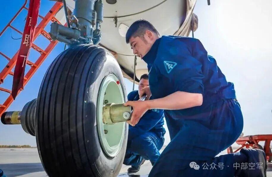 他們，是託舉戰鷹高飛遠航的“鐵翼神醫”