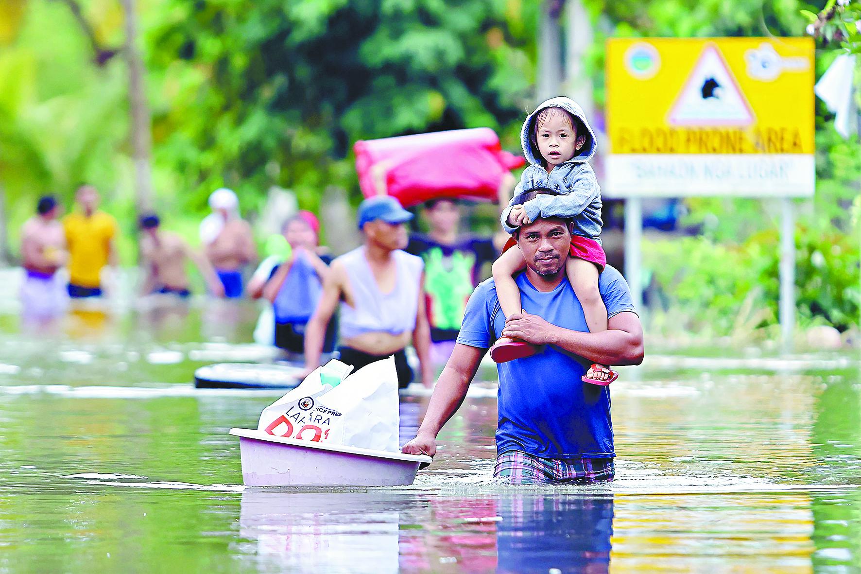 “海鷗”和“鳳凰”接踵而至，近百萬民衆緊急疏散，一週兩次超強颱風襲擊菲律賓