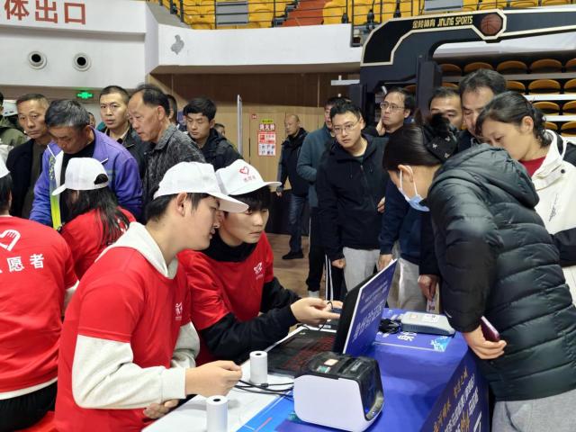 安徽蚌埠：青年志願者助力2025蚌埠馬拉松完賽