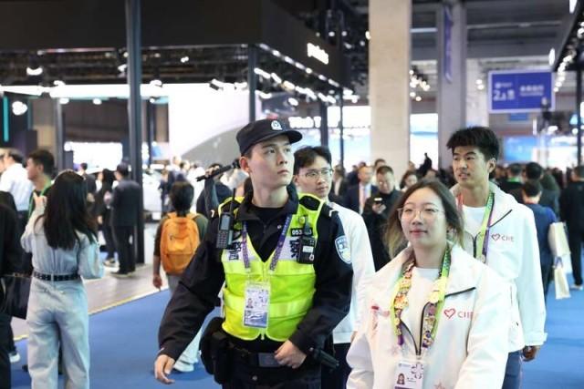 指路、救人、找東西，進博會上有一羣“青城義警”