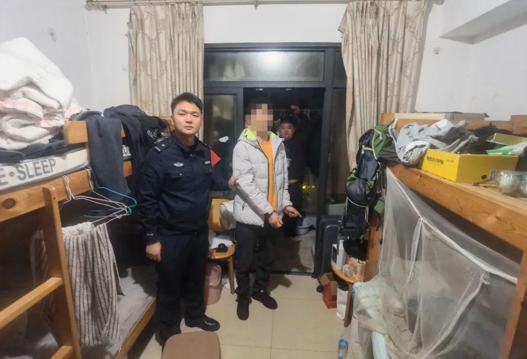 偷走室友2.6萬現金埋進土裏後，男子故意扔掉自己兩部手機、兩串手串、400元現金並報警！警方：賊喊捉賊，刑拘