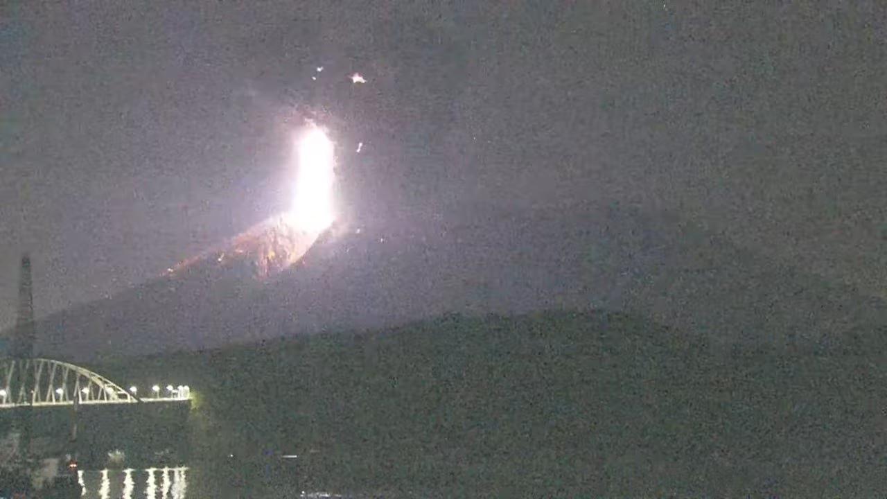 日媒：日本櫻島火山發生噴發，煙塵高達4400米