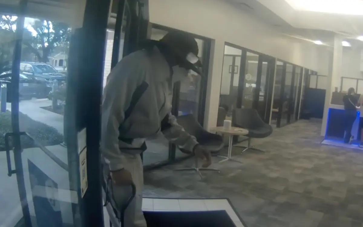 美媒：美國一男子“裝瘸”走進銀行搶劫大量現金，監控錄像令警方震驚